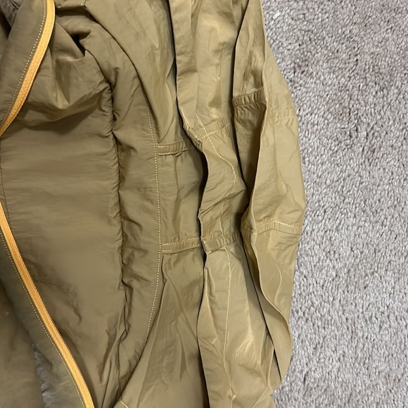 Lululemon jacket; light weight: with hoodie foldable. Size 4 - Picture 4 of 5